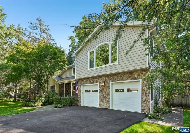Photo 2 of Single family home for sale at 74 Lakeshore Dr, Oakland, NJ 07436 | MLS# 26033692 | Listing updated on 2026-10-13