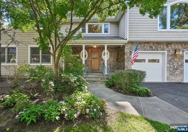 Photo 3 of Single family home for sale at 74 Lakeshore Dr, Oakland, NJ 07436 | MLS# 26033692 | Listing updated on 2026-10-13