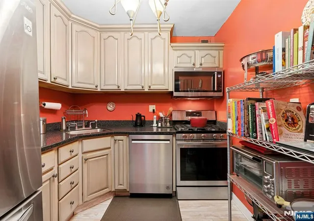 Photo 1 of Condo for sale at 2100 Linwood Ave #6C, Fort Lee, NJ 07024 | MLS# 26033712 | Listing updated on 2026-10-07