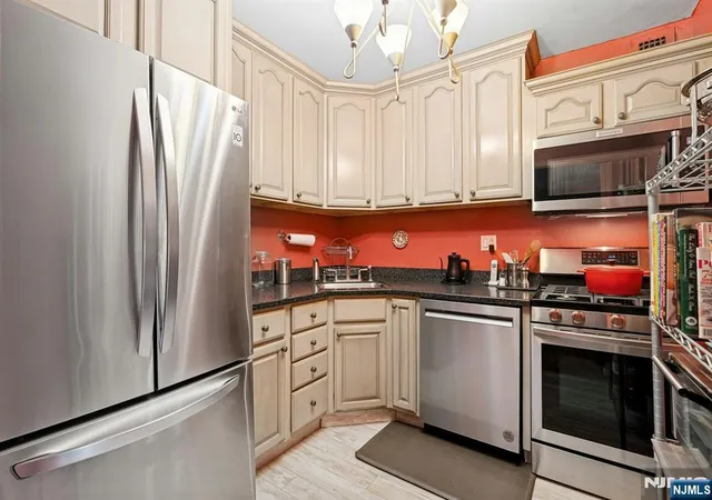 Photo 2 of Condo for sale at 2100 Linwood Ave #6C, Fort Lee, NJ 07024 | MLS# 26033712 | Listing updated on 2026-10-07