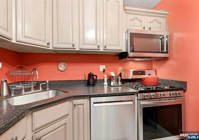 Photo 3 of Condo for sale at 2100 Linwood Ave #6C, Fort Lee, NJ 07024 | MLS# 26033712 | Listing updated on 2026-10-07