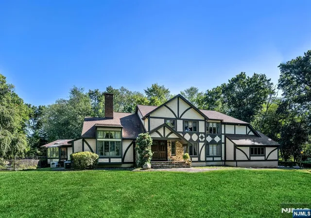 Photo 1 of Single family home for sale at 40 Mohegan Trl, Saddle River, NJ 07458 | MLS# 26033803 | Listing updated on 2026-09-08