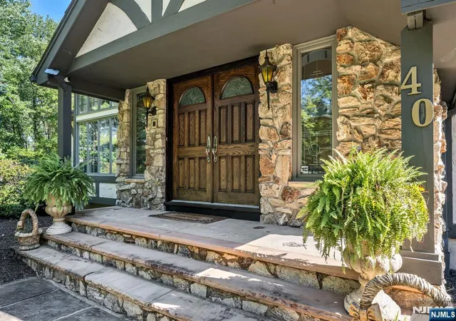Photo 2 of Single family home for sale at 40 Mohegan Trl, Saddle River, NJ 07458 | MLS# 26033803 | Listing updated on 2026-09-08