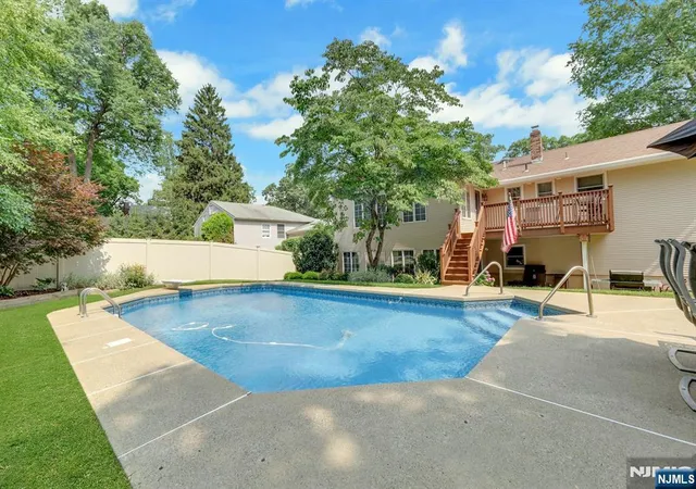 Photo 3 of Sale Pending at 33 Hurlbut St, Westwood, NJ 07675 | MLS# 26033870 | Listing updated on 2026-09-17