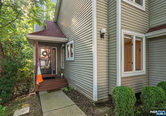 Photo 3 of Townhouse for sale at 2 Ridgeview Ter, Jefferson Township, NJ 07438 | MLS# 26033871 | Listing updated on 2026-09-15