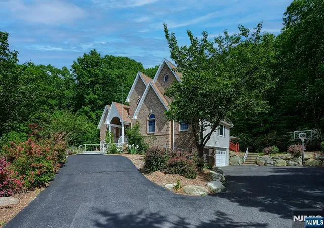 Photo 3 of Single family home for sale at 26 Stonehedge Dr, Hardyston, NJ 07460 | MLS# 26033899 | Listing updated on 2026-09-19