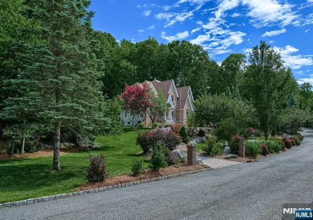 Photo 3 of Single family home for sale at 26 Stonehedge Dr, Hardyston, NJ 07460 | MLS# 26033899 | Listing updated on 2026-09-19