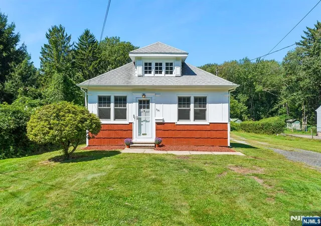 Photo 1 of Sale Pending at 327 E Saint Cloud Ave, West Orange, NJ 07052 | MLS# 26034003 | Listing updated on 2026-10-13