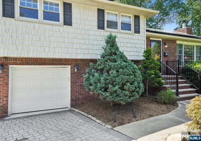 Photo 3 of Single family home for sale at 38 Serafin Pl, Glen Rock, NJ 07452 | MLS# 26034028 | Listing updated on 2026-09-18