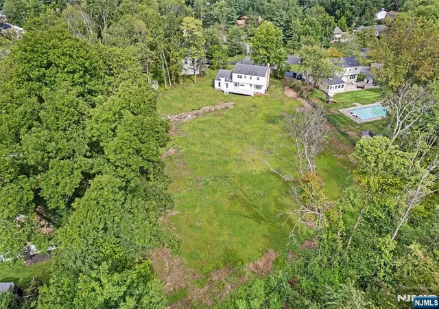 Photo 2 of Sale Pending at 10 Cedar Ln, Roseland, NJ 07068 | MLS# 26034046 | Listing updated on 2026-09-20