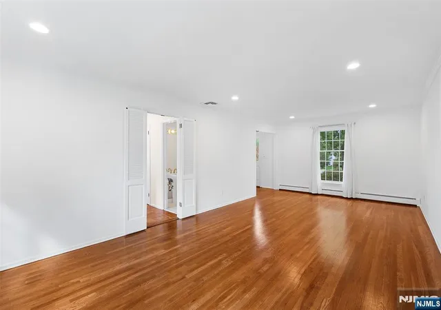 Photo 4 of Sale Pending at 10 Cedar Ln, Roseland, NJ 07068 | MLS# 26034046 | Listing updated on 2026-09-20