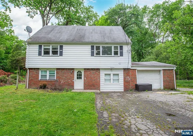 Photo 1 of Sale Pending at 17 Oakwood Ave, Pequannock Township, NJ 07440 | MLS# 26034059 | Listing updated on 2026-09-23
