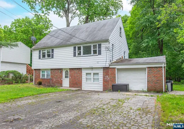 Photo 3 of Sale Pending at 17 Oakwood Ave, Pequannock Township, NJ 07440 | MLS# 26034059 | Listing updated on 2026-09-23