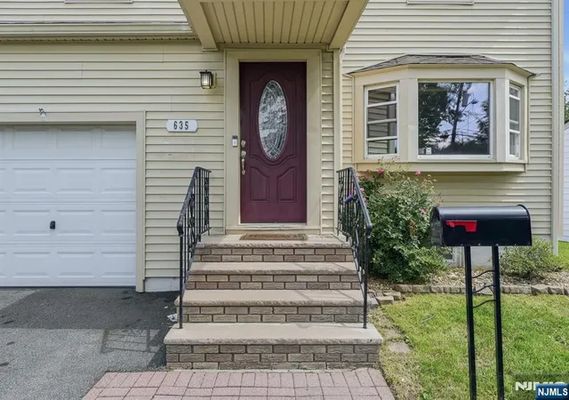 Photo 3 of Sale Pending at 635 Robinson Ter, Union, NJ 07083 | MLS# 26034084 | Listing updated on 2026-10-06