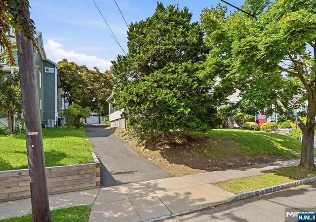 Photo 3 of Sale Pending at 7 Harvard Ter, West Orange, NJ 07052 | MLS# 26034119 | Listing updated on 2026-10-13