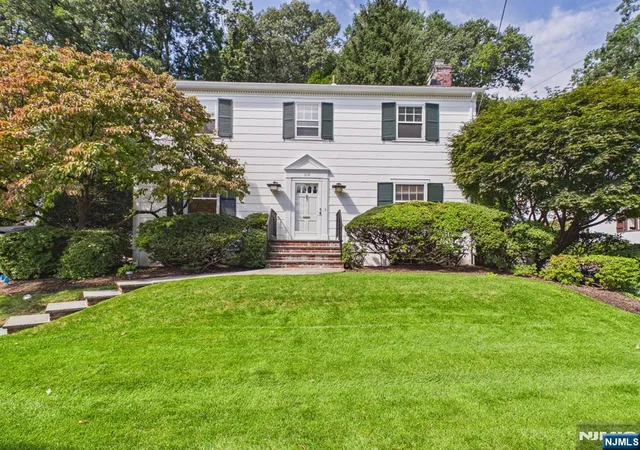 Photo 1 of Sale Pending at 318 Beechwood Rd, Ridgewood, NJ 07450 | MLS# 26034124 | Listing updated on 2026-10-13