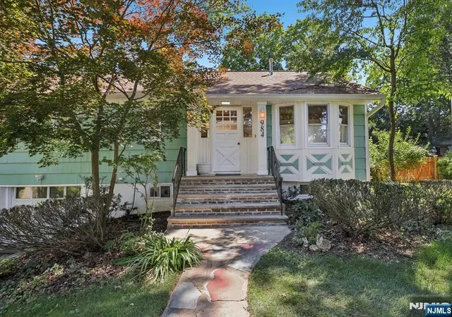Photo 2 of Sale Pending at 984 Crystal Lake Ter, Franklin Lakes, NJ 07417 | MLS# 26034125 | Listing updated on 2026-10-13