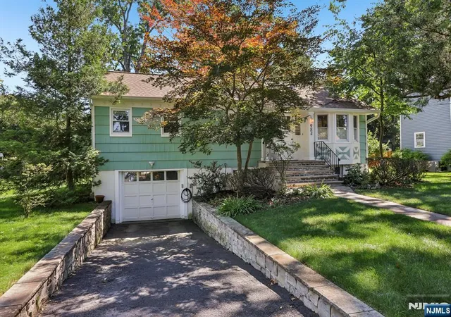 Photo 3 of Sale Pending at 984 Crystal Lake Ter, Franklin Lakes, NJ 07417 | MLS# 26034125 | Listing updated on 2026-10-13