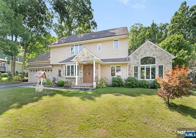 Photo 2 of Single family home for sale at 127 Mountain Cir, West Milford, NJ 07480 | MLS# 26034164 | Listing updated on 2026-10-15
