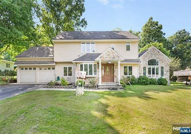 Photo 3 of Single family home for sale at 127 Mountain Cir, West Milford, NJ 07480 | MLS# 26034164 | Listing updated on 2026-10-15