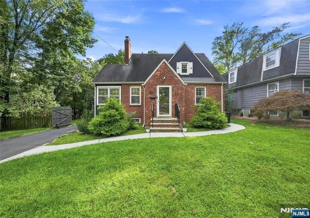 Photo 1 of Single family home for sale at 724 Eagle Rock Ave, West Orange, NJ 07052 | MLS# 26034187 | Listing updated on 2026-09-20