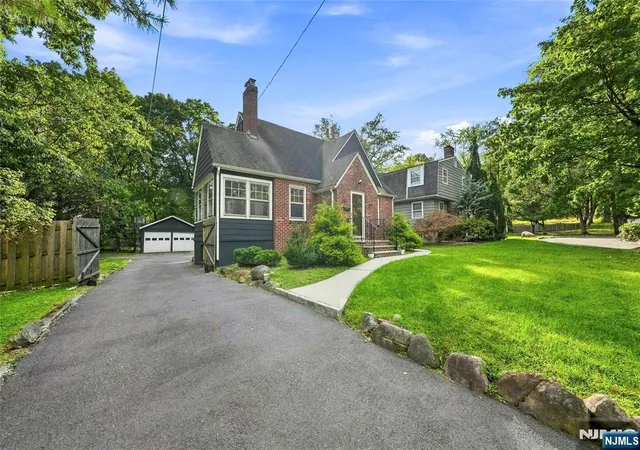 Photo 2 of Single family home for sale at 724 Eagle Rock Ave, West Orange, NJ 07052 | MLS# 26034187 | Listing updated on 2026-09-20