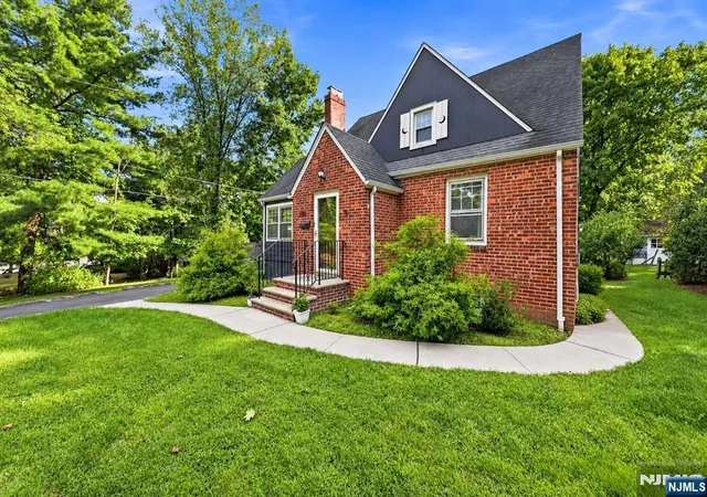Photo 3 of Single family home for sale at 724 Eagle Rock Ave, West Orange, NJ 07052 | MLS# 26034187 | Listing updated on 2026-09-20