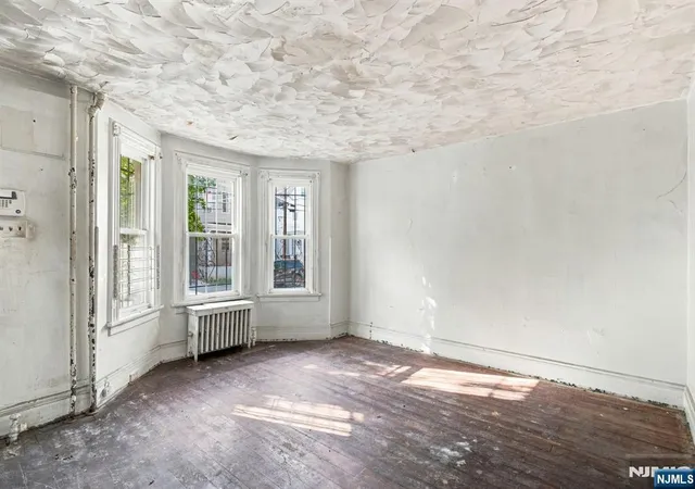 Photo 3 of Single family home for sale at 800 S 15th Street, Newark, NJ 07108 | MLS# 26034206 | Listing updated on 2026-09-09