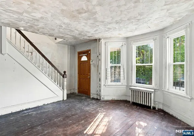 Photo 4 of Single family home for sale at 800 S 15th Street, Newark, NJ 07108 | MLS# 26034206 | Listing updated on 2026-09-09