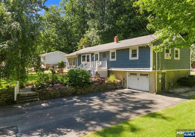 Photo 2 of Sale Pending at 18 Fox Holw Ct, Vernon, NJ 07462 | MLS# 26034279 | Listing updated on 2026-10-13