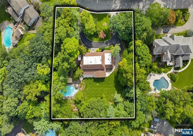 Photo 2 of Single family home for sale at 963 Huron Rd, Franklin Lakes, NJ 07417 | MLS# 26034325 | Listing updated on 2026-10-13
