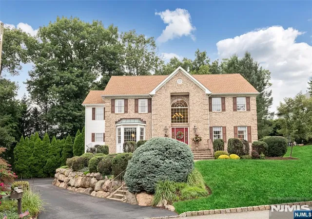 Photo 1 of Single family home for sale at 4 Moccasin Ct, Mahwah, NJ 07430 | MLS# 26034738 | Listing updated on 2026-10-13
