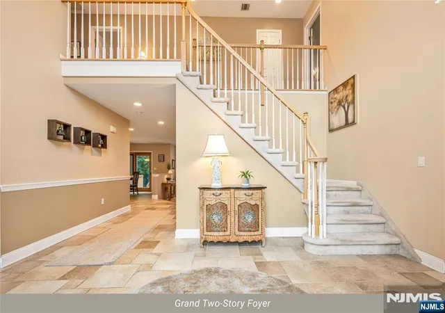 Photo 2 of Single family home for sale at 4 Moccasin Ct, Mahwah, NJ 07430 | MLS# 26034738 | Listing updated on 2026-10-13
