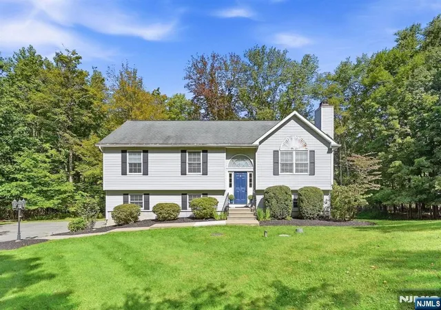 Photo 1 of Single family home for sale at 46 Melinda Ln, Vernon, NJ 07421 | MLS# 26034982 | Listing updated on 2026-10-13