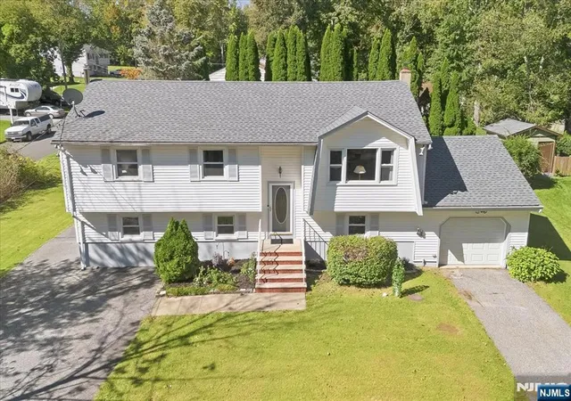 Photo 1 of Single family home for sale at 7 Paradise Trl, Vernon, NJ 07460 | MLS# 26035082 | Listing updated on 2026-10-15