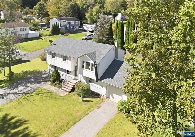 Photo 3 of Single family home for sale at 7 Paradise Trl, Vernon, NJ 07460 | MLS# 26035082 | Listing updated on 2026-10-15