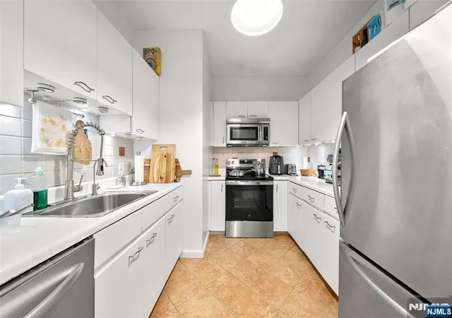 Listing Photo 1 - Condo for sale in building located at 100 Grand Cvs Wy, Edgewater, NJ 07020 - Unit #5H