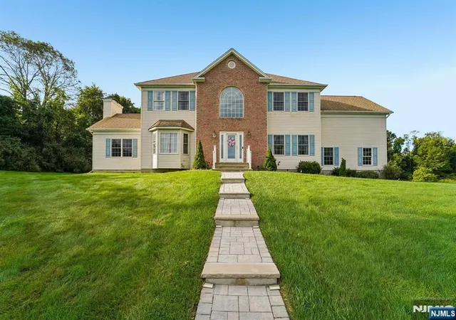 Photo 3 of Single family home for sale at 16 Ponderosa Trl, Sparta, NJ 07871 | MLS# 26035892 | Listing updated on 2026-10-13