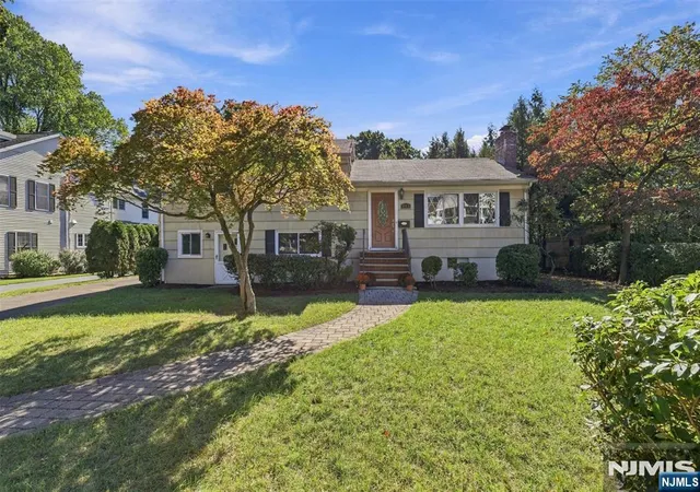 Photo 2 of Single family home for sale at 618 Shelton Rd, Ridgewood, NJ 07450 | MLS# 26035953 | Listing updated on 2026-10-15