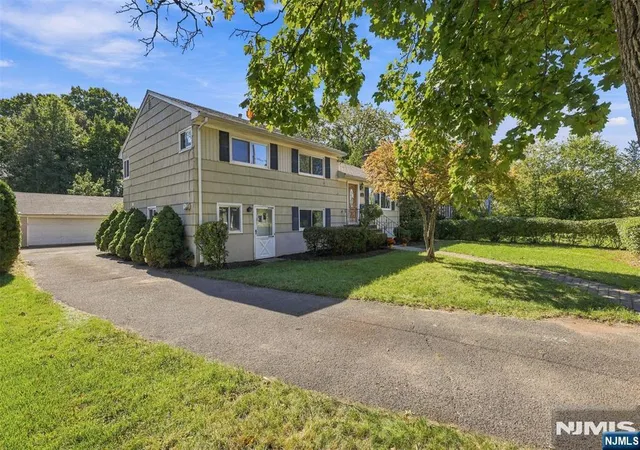 Photo 3 of Single family home for sale at 618 Shelton Rd, Ridgewood, NJ 07450 | MLS# 26035953 | Listing updated on 2026-10-15