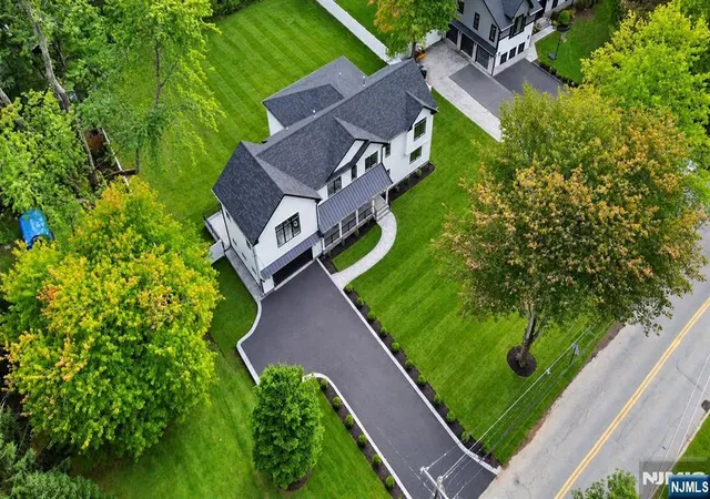 Photo 2 of Single family home for sale at 8 Sparrowbush Rd, Mahwah, NJ 07430 | MLS# 26036149 | Listing updated on 2026-10-13