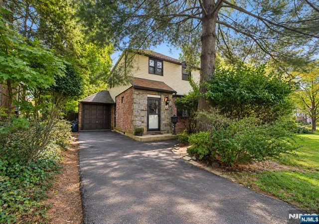 Photo 1 of Sale Pending at 252 Everett Pl, Englewood, NJ 07631 | MLS# 26036292 | Listing updated on 2026-10-13