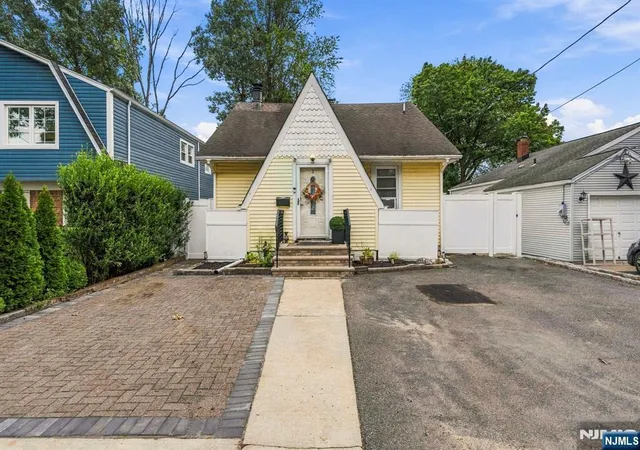 Photo 2 of Single family home for sale at 3 Seminole Ave, Dumont, NJ 07628 | MLS# 26036311 | Listing updated on 2026-10-13