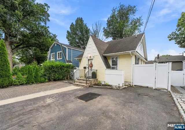 Photo 3 of Single family home for sale at 3 Seminole Ave, Dumont, NJ 07628 | MLS# 26036311 | Listing updated on 2026-10-13
