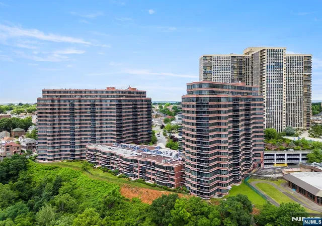 Listing Photo 2 - Condo for sale in building located at 100 Carlyle Dr, Cliffside Park, NJ 07010 - Unit #VILLA P- 6