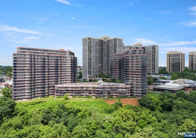 Listing Photo 3 - Condo for sale in building located at 100 Carlyle Dr, Cliffside Park, NJ 07010 - Unit #VILLA P- 6