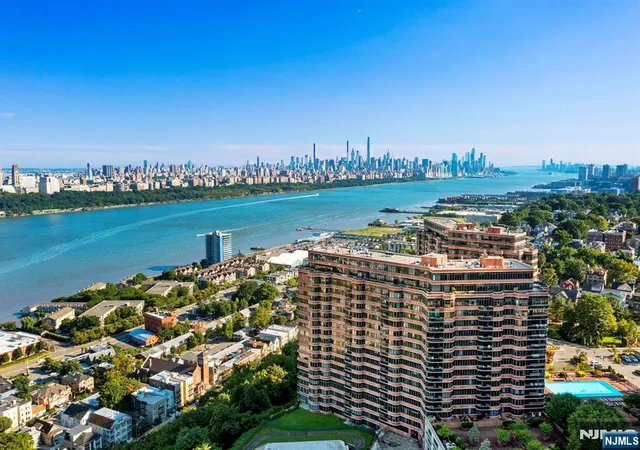 Listing Photo 4 - Condo for sale in building located at 100 Carlyle Dr, Cliffside Park, NJ 07010 - Unit #VILLA P- 6