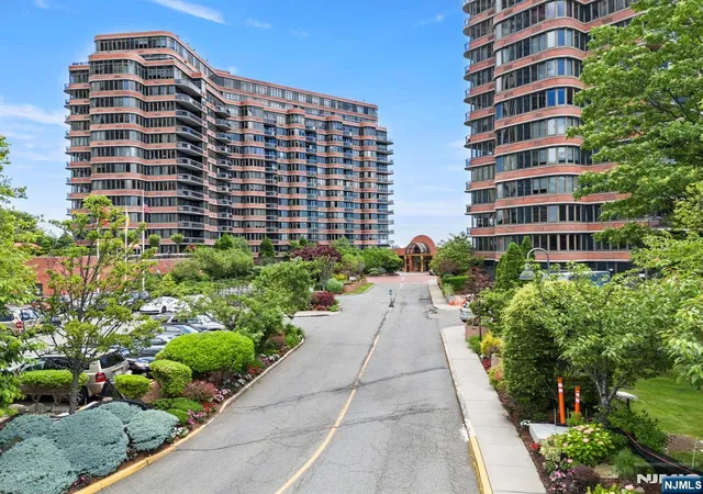 Listing Photo 5 - Condo for sale in building located at 100 Carlyle Dr, Cliffside Park, NJ 07010 - Unit #VILLA P- 6