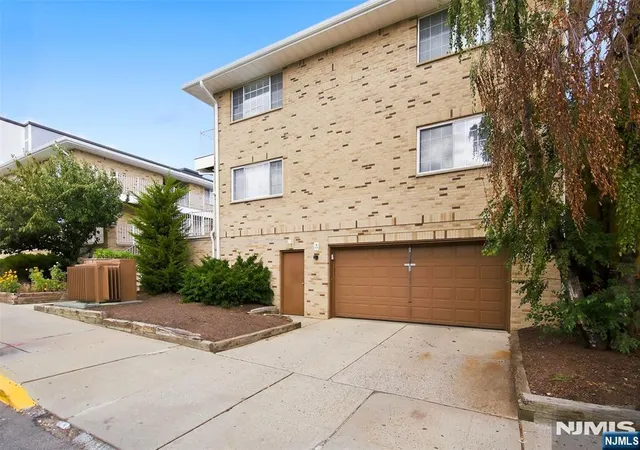 Photo 3 of Condo for sale at 481 Walker St #1I, Fairview, NJ 07022 | MLS# 26036519 | Listing updated on 2026-10-10