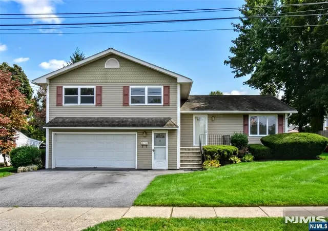 Photo 1 of Single family home for sale at 19 Dogwood Dr, Newton, NJ 07860 | MLS# 26036723 | Listing updated on 2026-10-13